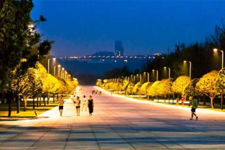 基于边缘计算网关4G/5G传输技术的公园智慧路灯可实现对路灯的远程智能管理，还可承载各种功能：智慧照明、环境监测、视频监控、公众广播、LED信息发布等