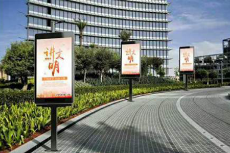 LED信息发布屏是智慧灯杆的一个重要组成部分，集数据化、网络化、信息化的新一代媒体设备，为整个智慧路灯项目承载了内容传播、碎片化应用和智能管理渠道的重任。