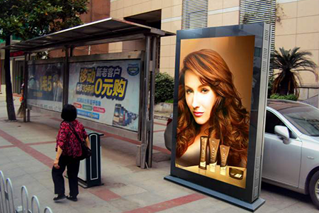 Ebpay千兆网关BMG700，支持5G/4G/3G网络，广接入、强运算、低时延，应用于各类数据采集、远程管控、数据分析等场景，在5G通信网络的加持下，实时传输大体积数据，如3D炫酷视频、高质量音乐等，契合户外广告机各个场景联网需求，利用5G/4G网关可以根据场景人群精准的投放广告。