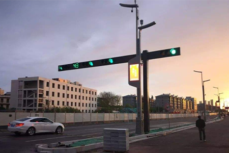 国家加快部署5G建设，“多杆合一”与通信技术、物联网技术相结合，正是智慧灯杆千载难逢的开展机遇，即达到最初的目的，也为智慧城市建设开启了新的方向。